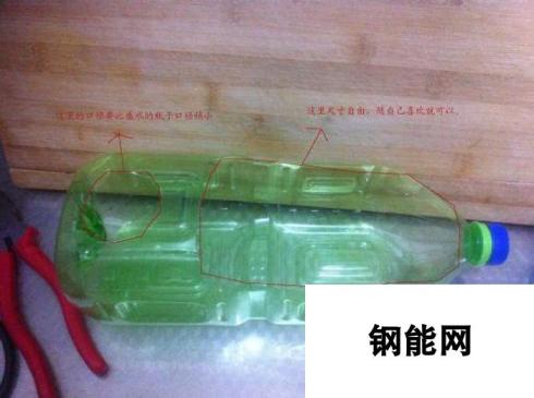 装满瓶子怎么喂狗 最简单的动物自动喂水器DIY