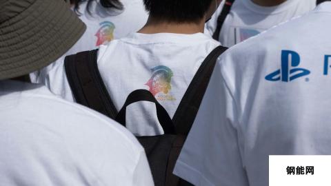 小岛工作室志愿者穿有彩虹旗Logo的T恤 支持LGBT群体